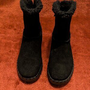Muk Luks waterrepellant black suede platform faux fur lined boot, size 8.5M